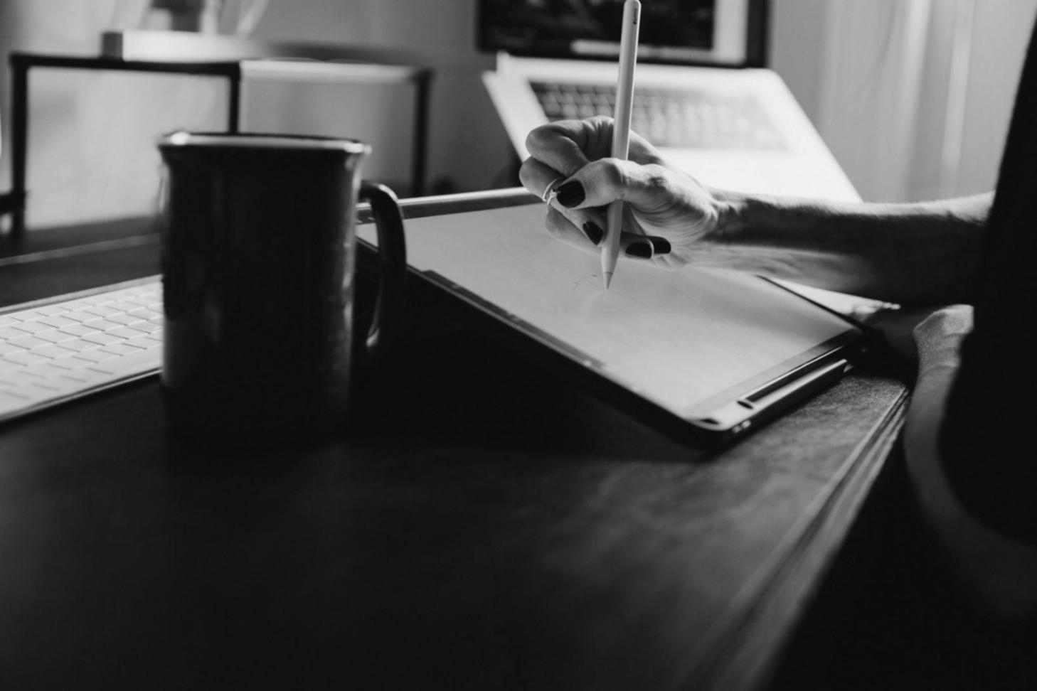 Arbeitsbereich mit Finanzanalysen und Dokumenten
